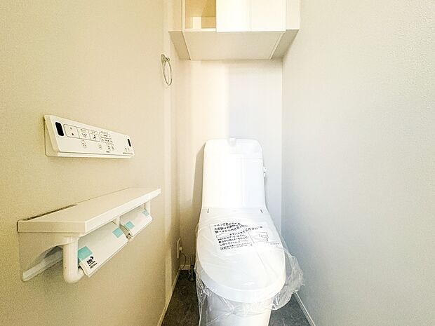 【Toilet-トイレ-】  いつも清潔なスペースであってほしいのが毎日使うトイレです。掃除がしやすいのはもちろん、落ち着けるスペースとして機能することも大切です。