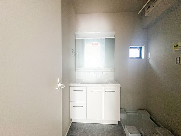 【三面鏡洗面化粧台】  ミラーを手前に引けば、楽な姿勢で髭剃りやメイクができます。合わせ鏡にすればヘアスタイルのチェックもラクラク。洗面化粧台のミラー裏にはたっぷり入る収納スペースを設けてい…