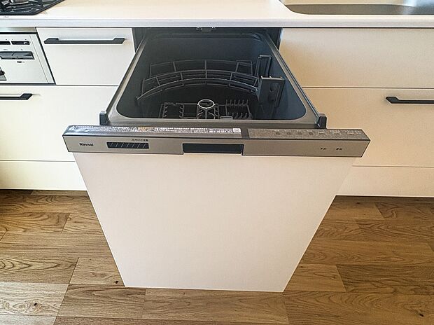 【ビルトイン食器洗乾燥機】食洗機は高温のお湯や高圧水流で汚れを効果的に落とし殺菌効果も期待できます。