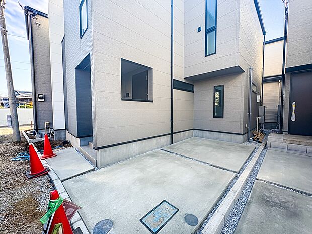 【駐車場】日々の暮らしにマイカーが必要。そんな方は物件の購入条件に駐車場は必須です。通勤に、家族のお迎えに、お買物に、おでかけに、クルマライフを楽しみたい方に。