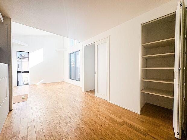 【内観】こちらの物件が少しでも気になるようでしたら、お気軽にお問合せください。人生でいちばん大きなお買い物ですので、ゆっくりご見学ください。ネット上の画像と実際の見学では、リアル感がまるで違…