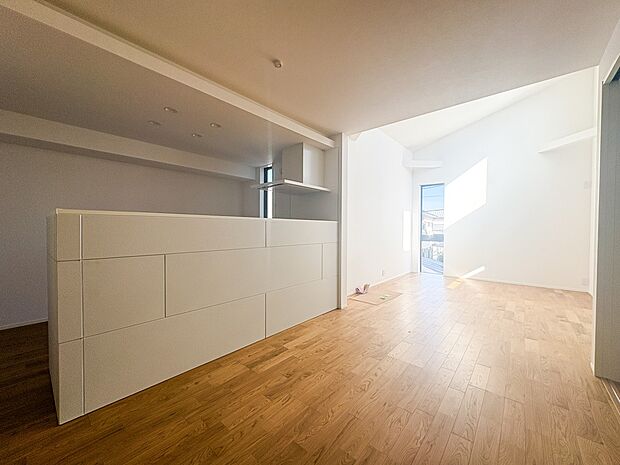 【Dining】ダイニングテーブルを置いても十分な広さが確保されています。