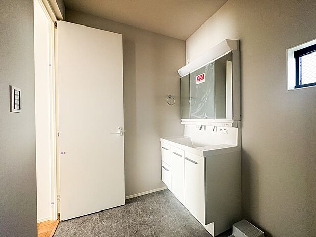 【脱衣所】洗面所は小さなプライベートスペース。歯磨き、洗顔と毎日施す個人空間。