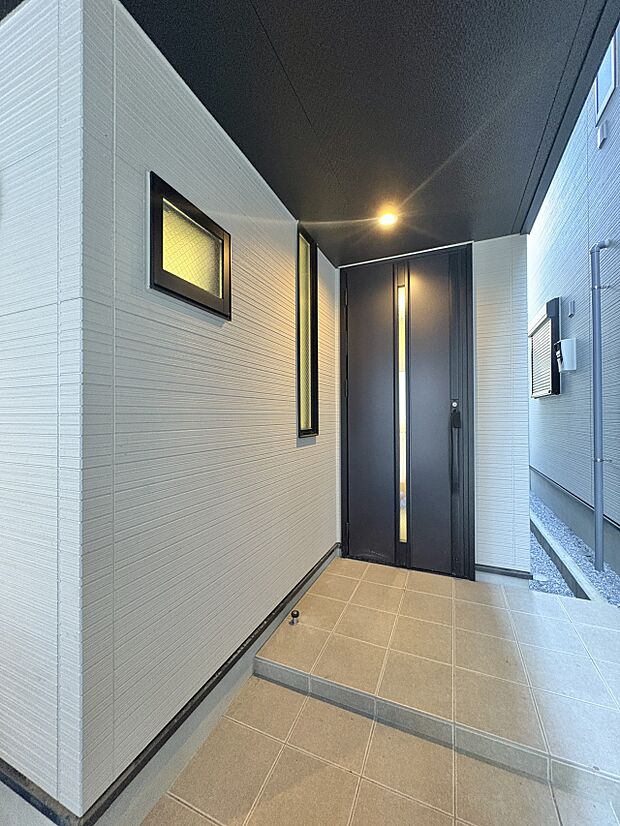 【玄関】家の顔となる玄関は、高いデザイン性が求められます。高級感と断熱性、防犯性に優れた玄関ドアを標準装備。ピッキング対策のセキュリティサムターン等、防犯に考慮しました。