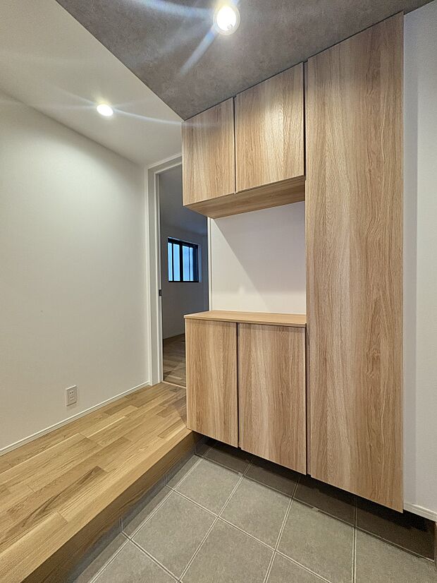 【シューズボックス(下駄箱)】 大型のシューズボックスには靴やブーツ、サンダルはもちろん、ハンカチや手袋、バック類などのお出かけ用品、印鑑や朱肉なども収納可能です。