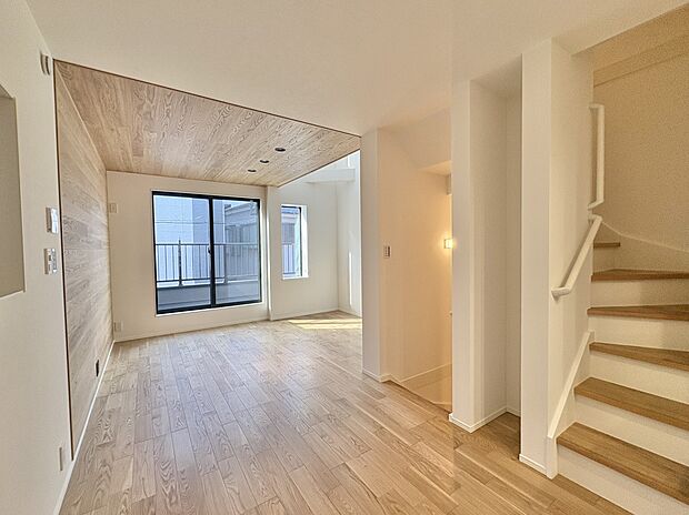 インテリアショップで見掛けた「あの家具」も置ける、ゆったりとした空間。時に広さが上質な寛ぎの時間になる事も。