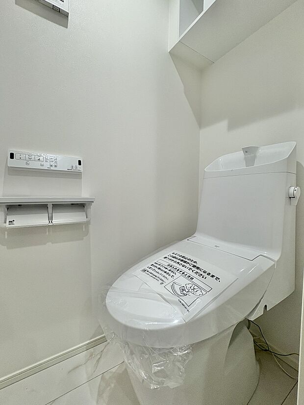 【トイレ】トイレ・ウォシュレット付。快適で衛生的な洗浄機能付温水シャワートイレです。