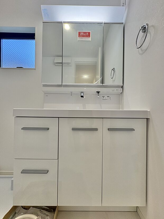 【洗面台】 十分な大きさの洗面台は、身だしなみチェックや歯磨きなど、朝の慌ただしい時間でもホテルライクなスペースで余裕とゆとりを感じて頂けます。