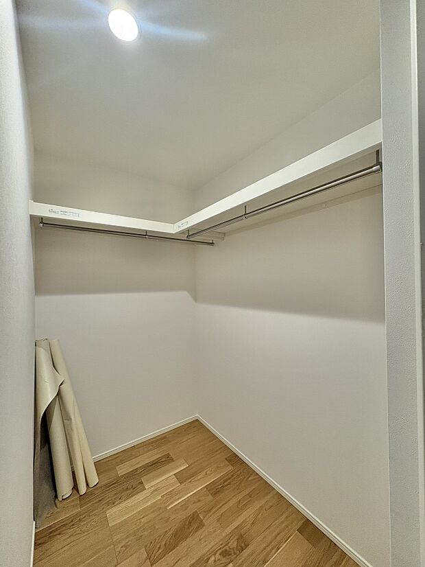 【WIC(ウォークインクローゼット)】 たくさんの洋服をかけてもシワになりにくいウォークインクローゼット。洋服以外にも、普段使わない家電やスーツケース、ストック品など何でも片付く嬉しい空間…