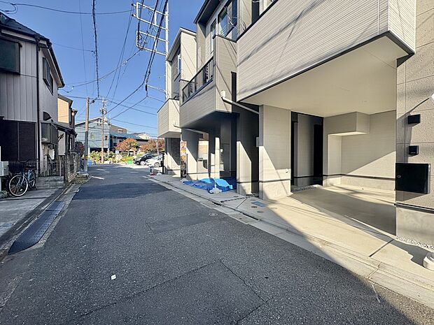 【前面道路】車の通行が少ないので、静かな住環境を維持することができます。
