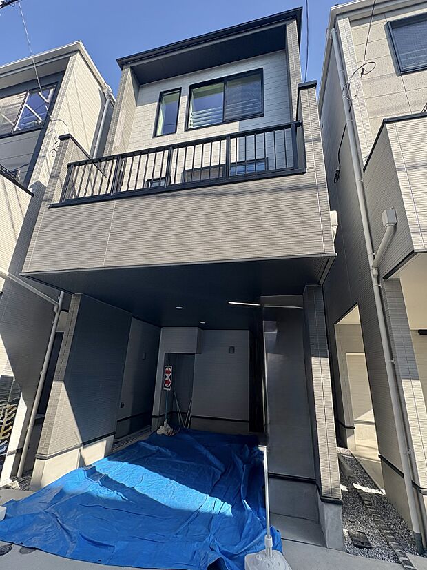 【外観】家族の温かさと陽光の暖かさ、楽しい毎日と明るい未来を予感させる「空間が織り成すひとつ先の住み心地」を演出します。