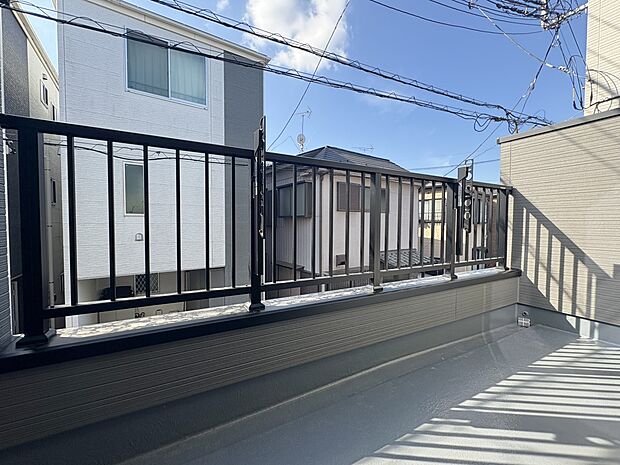 【バルコニー】 バルコニーから差し込む陽光・通風は、住環境・快適性と共に有り続ける貴重な「財産」です。