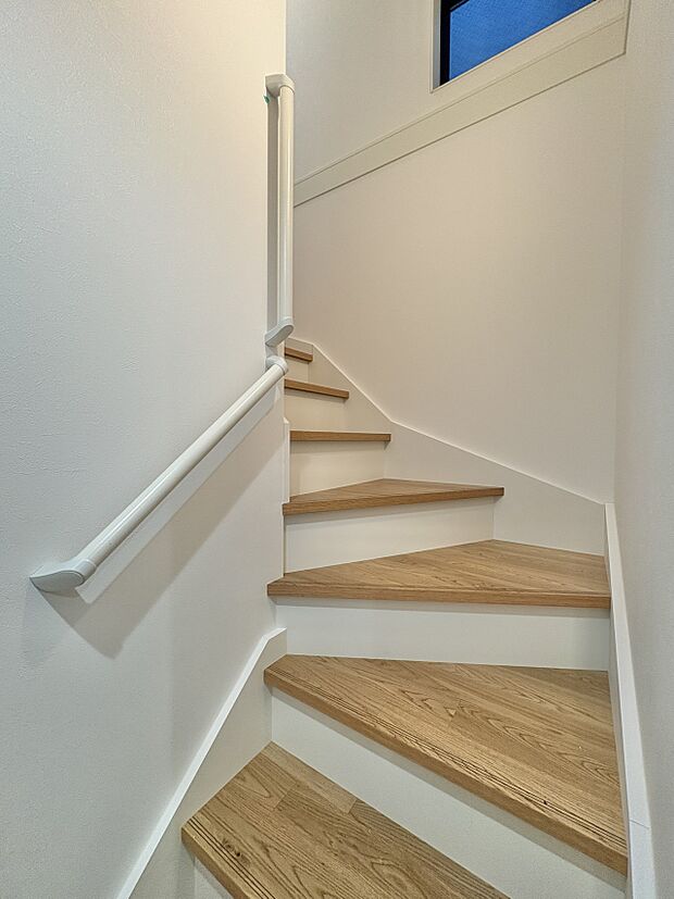 【階段】手すりがないと階段の昇り降りで危険なことはもちろん、壁に手をつきながら歩くことで壁紙が汚れやすくなります。すべての方に快適に昇り降りしていただくため、手すりを設置しました。