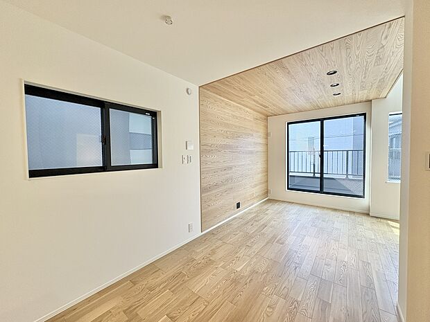 シンプルなデザインの家は風情がある。住む人のこだわりを感じる。外観も内装もいたってシンプル。居心地がよく、家事や趣味、子育てなどにも集中できる。家も人間も熟成するほどシンプルになっていくよう…