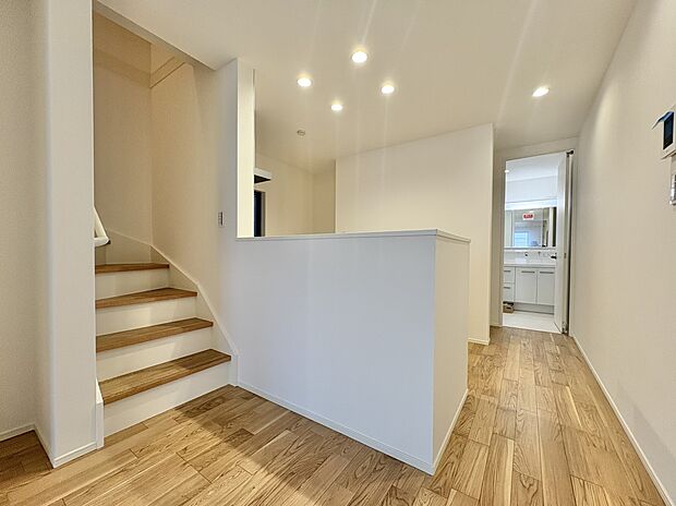 【ダイニングキッチン】会話でホッとコミュニケーションできるリビング。料理でホッとハピネスになるキッチンなど。人をホッとさせる最新設備・仕様を採用しています。