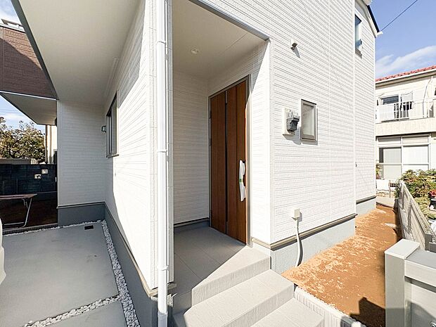 【玄関】家の顔となる玄関は、高いデザイン性が求められます。高級感と断熱性、防犯性に優れた玄関ドアを標準装備。ピッキング対策のセキュリティサムターン等、防犯に考慮しました。