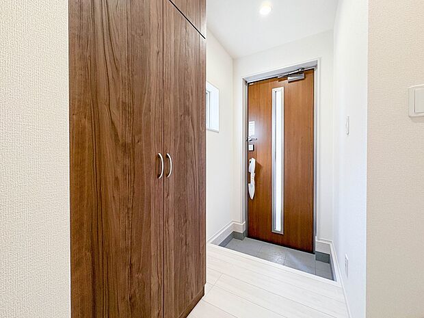 【玄関】大型のシューズボックスには靴やブーツ、サンダルはもちろん、ハンカチや手袋、バック類などのお出かけ用品、印鑑や朱肉なども収納可能です。