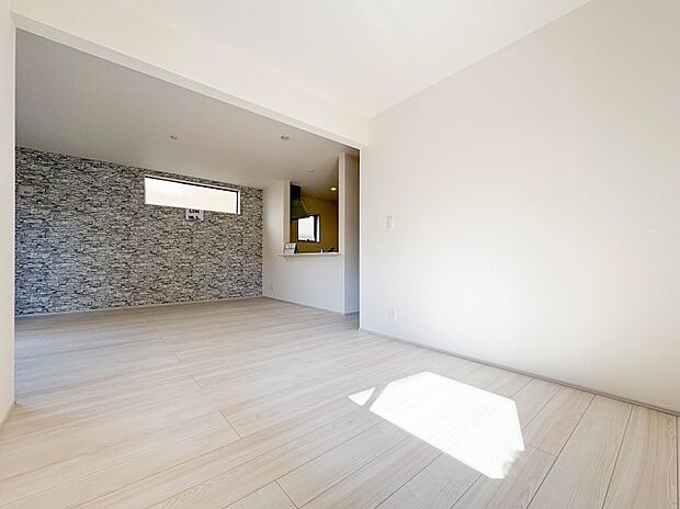 【リビング】  整然とした空間演出、快適な理想の暮らしの実現は家のみの拘りではなく、そこで暮らす方々にとって素敵な環境であることも挙げられると思います。四季折々の変化が奏でる鼓動を楽しんで下…