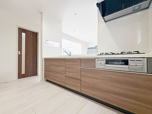 【キッチン】ナチュラルな自然光の中での調理。会話が弾む対面型キッチン。お洒落な食器類を余裕で収納できるスペース。動きやすい女性目線のキッチン動線。これからはお料理をつくる時間が劇的に変わりま…