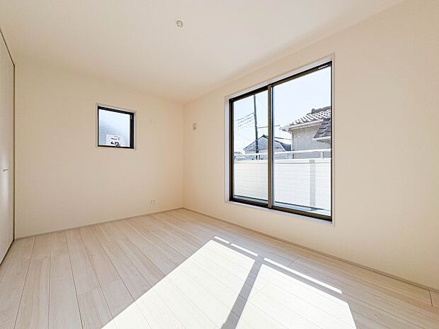 【寝室】シンプルな内装はおしゃれのポイントです。シンプルは華美より飽きがこないからです。色や模様でおしゃれ感をだす。それがシンプルイズビューティーです。