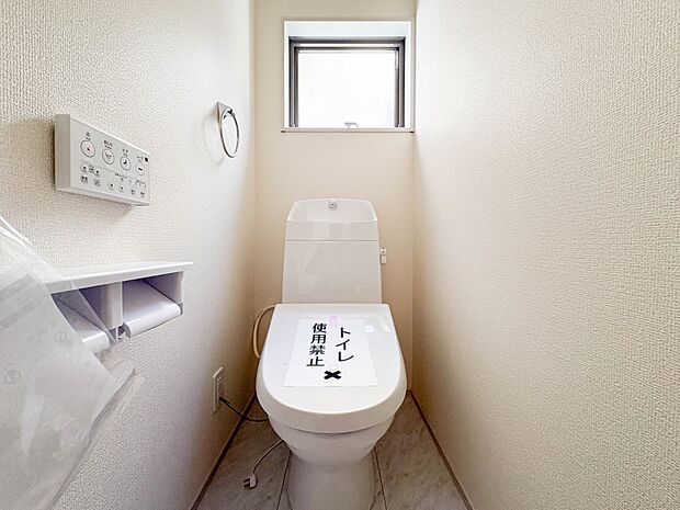 【トイレ】ウォシュレット付。快適で衛生的な洗浄機能付温水シャワートイレです。