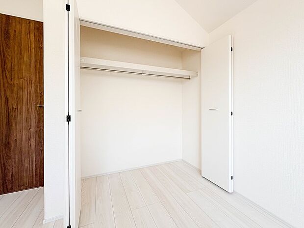 壁面クローゼットのメリットは、衣類が横一列に並ぶためひと目で洋服が選びやすいこと。衣類をたくさんお持ちの方も、限られたスペース内に無理なく収納することができます。