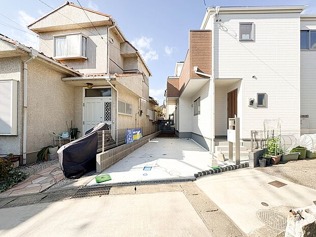 クルマは通りは少なく、人々は毎朝、ウォーキング、ジョギング、犬の散歩など、フリーな朝時間を過ごしている。