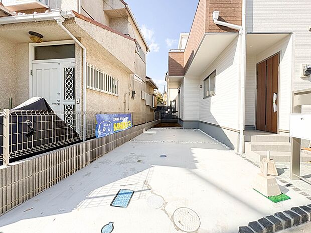 【　駐車場　】  戸建ての購入を検討することになったきっかけに「駐車場を持てること」を挙げる方が多くいらっしゃいます。駐車場代金を支払続ける必要がないことは、駐車場付き戸建を持つ最大のメリッ…