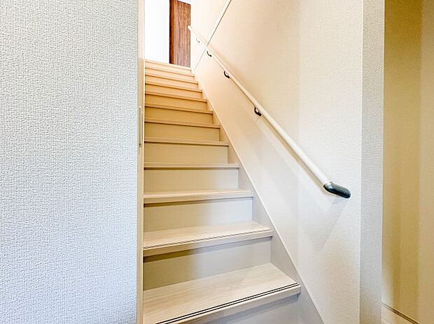 【手すり付階段】手すりがないと階段の昇り降りで危険なことはもちろん、壁に手をつきながら歩くことで壁紙が汚れやすくなります。すべての方に快適に昇り降りしていただくため、手すりを設置しました。