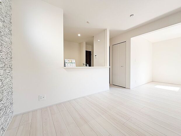 【ダイニングキッチン】会話でホッとコミュニケーションできるリビング。料理でホッとハピネスになるキッチンなど。人をホッとさせる最新設備・仕様を採用しています。