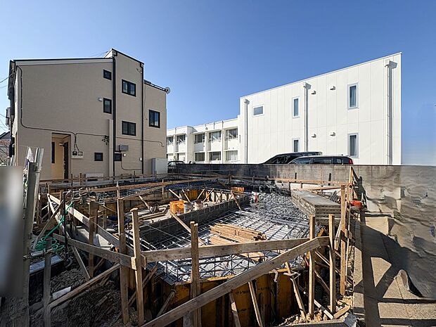 1号棟【現地外観】家族の温かさと陽光の暖かさ、楽しい毎日と明るい未来を予感させる「空間が織り成すひとつ先の住み心地」を演出します。