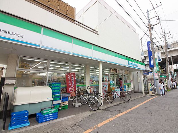 コンビニ 270m ファミリーマート中浦和駅前店(ファミリーマートの強さは、少量のお惣菜を売るファミデリカとドラッグストアと組んだコラボ。サラダを中心にしたヘルシー食材が充実のコンビニです。…