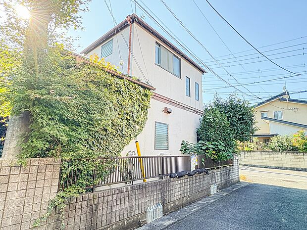 【外観】家は一生のお買物。自分ならではの家族ならではの、家にしたい。書斎を設ける。子どものプレイングルームを設ける。趣味のオーディオルームを設置する。夢を追うオンリーワンの家です。