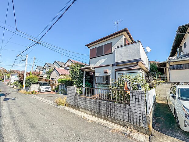 【現地外観】家の前をまっすぐの通りが走っている。クルマは少なく、人々は毎朝、ウォーキング、ジョギング、犬の散歩など、フリーな朝時間を過ごしている。