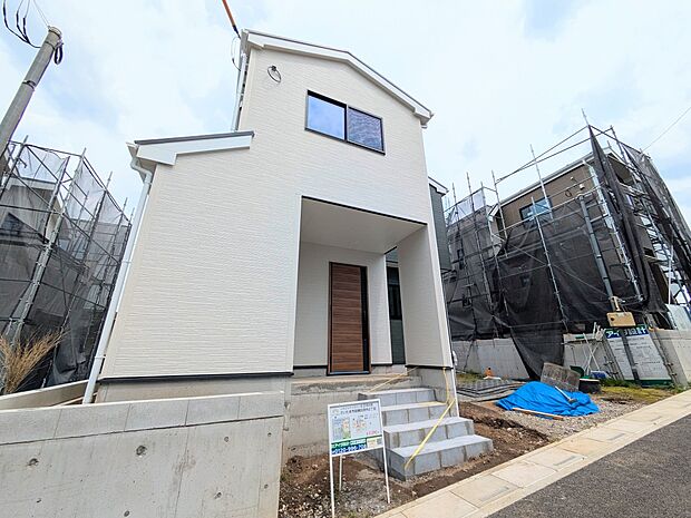 【玄関】玄関はおうちの顔と言われます。玄関アプローチは、外観デザインの印象を左右します。ご家族の個性を出しながら、素敵な玄関でお客様をお迎えしてください。