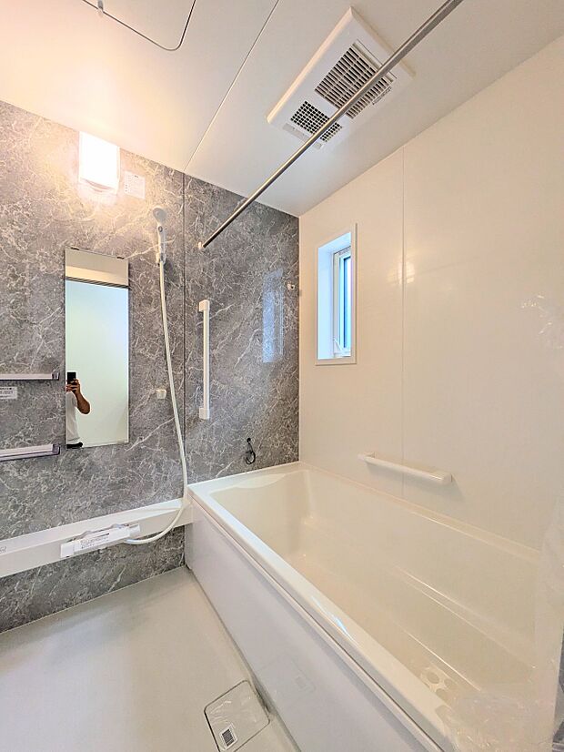 【Bathroom-浴室-】 1日の疲れを癒すバスルームは、心地よいリラックスを叶える清潔感溢れる美しい空間です。心からゆったりと寛いでいただけるよう、ゆとりのスペースを確保してます。