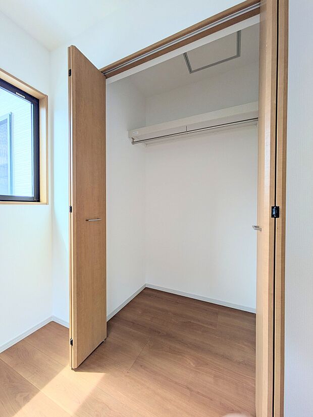 壁面クローゼットのメリットは、衣類が横一列に並ぶためひと目で洋服が選びやすいこと。衣類をたくさんお持ちの方も、限られたスペース内に無理なく収納することができます。