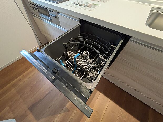 【ビルトイン食器洗乾燥機】食洗機は高温のお湯や高圧水流で汚れを効果的に落とし殺菌効果も期待できます。