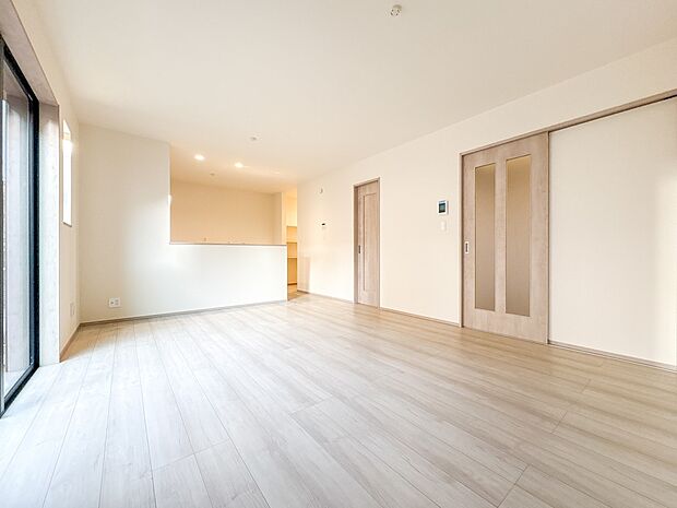 【LDK17.5帖】リビングルームの窓を開けると心地よい南風が入ってくる。キッズルームの窓を開けるとやさしい微風が入ってくる。家の中に風の道がある。風を生活の中で体験できる家。