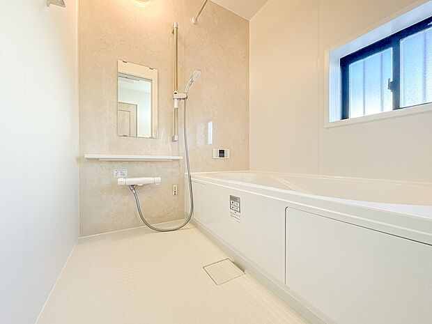 【浴室】 きっとあなたのバスタイムも単なる習慣から特別な時間に変わるはず。一日の汚れとともに疲れを洗い流し、眠りに就く前の大事なリラックスタイムを演出