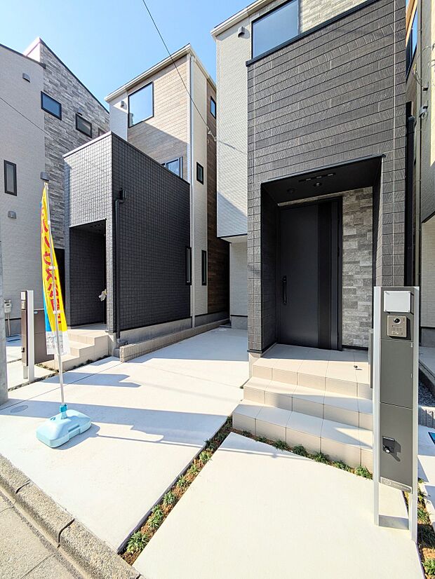 玄関へ向かうまでのアプローチに漂う上質が期待感をもたせます。玄関は建物の顔。落着きを醸し出した自己主張が心に訴えてきます。