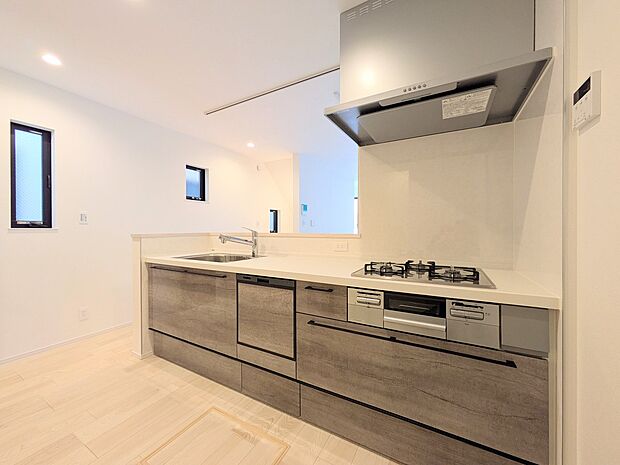 【キッチン】カウンターキッチンは広くて収納力もあるので、快適に料理をすることができます。食器や炊事用具を手の届くところに配置しやすいため調理もスピーディーですよ。