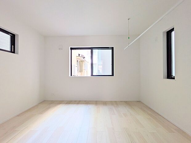 【寝室】シンプルな内装はおしゃれのポイントです。シンプルは華美より飽きがこないからです。色や模様でおしゃれ感をだす。それがシンプルイズビューティーです。