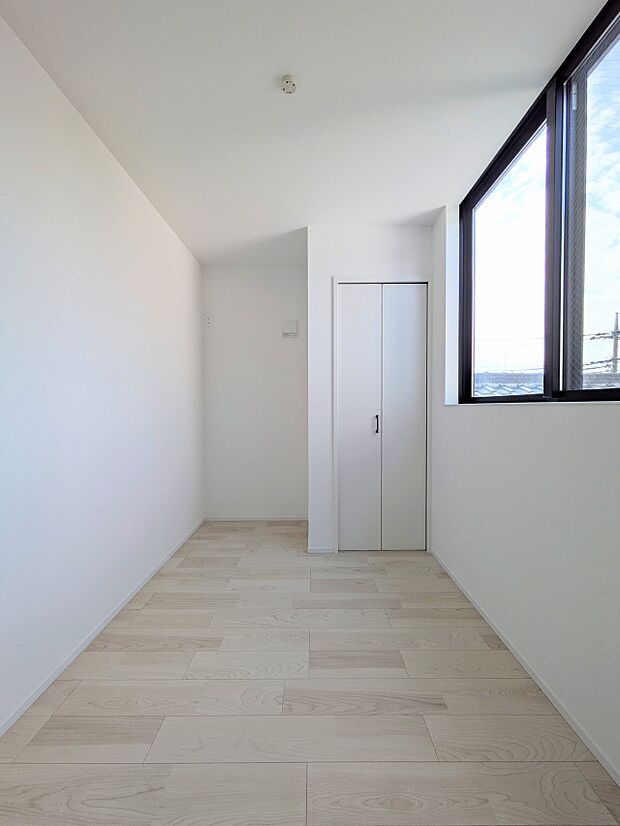 シンプルにデザインされた室内。家具やレイアウトでお好みの空間に。