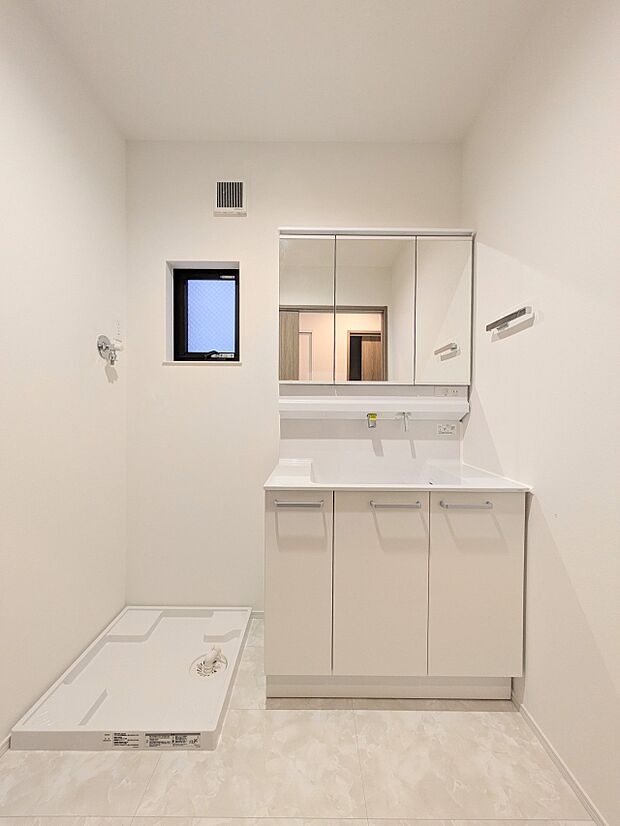 【洗面所】大きく見やすい三面鏡で清潔感ある洗面台は、身だしなみチェックや肌のお手入れに最適です。何かと物が増える場所だからこそ、スッキリと見映えの良い空間に拵えました。