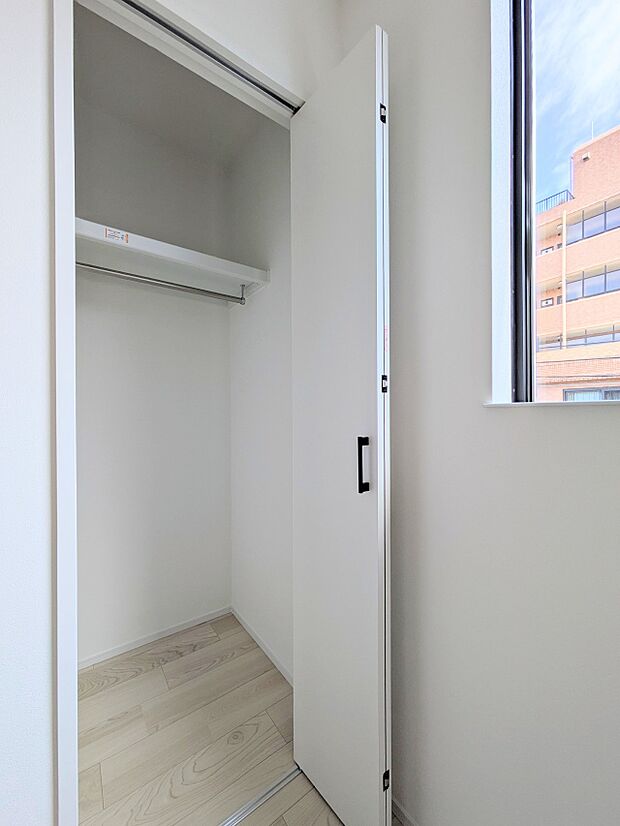 各所に配置された収納スペースは、洋服や小物はもちろんのこと、掃除機や日用予備品・お子様のおもちゃなど様々な物を収納して頂ける便利なスペースです。