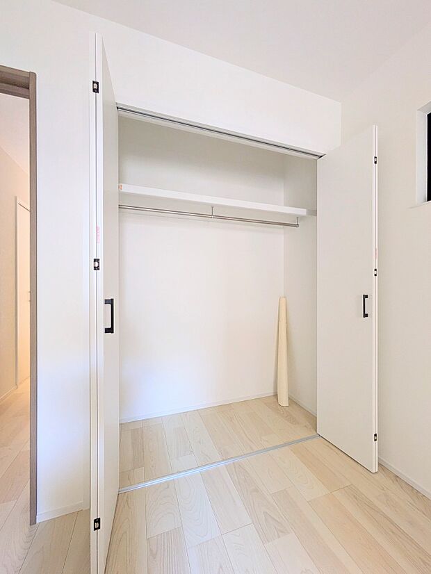 壁面クローゼットのメリットは、衣類が横一列に並ぶためひと目で洋服が選びやすいこと。衣類をたくさんお持ちの方も、限られたスペース内に無理なく収納することができます。