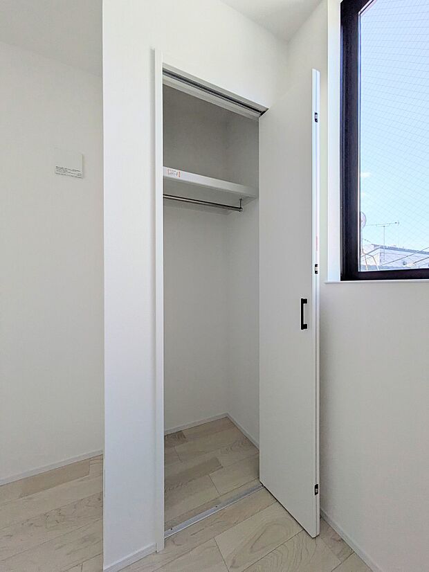 【CL(クローゼット）】  壁面クローゼットのメリットは、衣類が横一列に並ぶためひと目で洋服が選びやすいこと。衣類をたくさんお持ちの方も、限られたスペース内に無理なく収納することができます。…