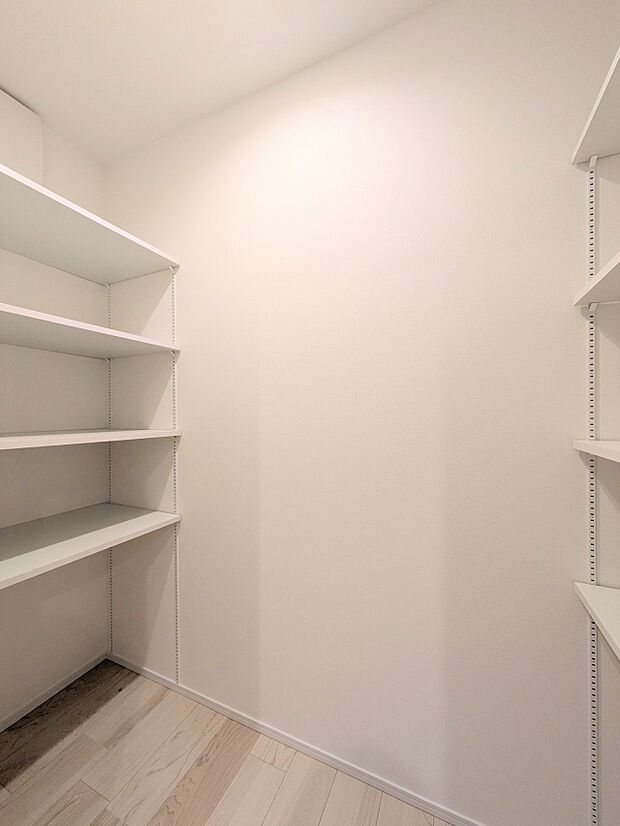 【パントリー(食料庫)】 常温保存できるパン、お米、調味料、缶詰など、日常的に使うものや未開封の食品の収納にぴったり。棚にものを並べて収納すれば、何が足りないのかひと目で確認できます。