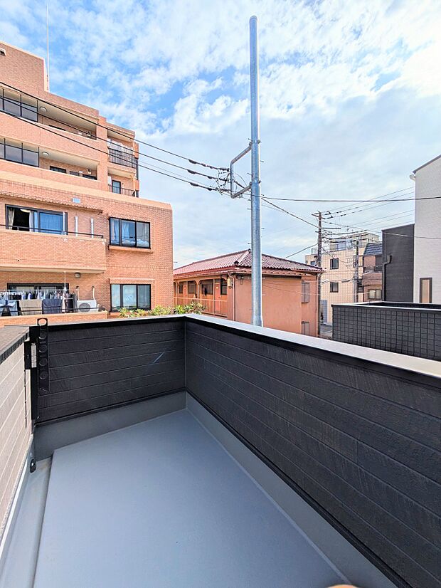 【バルコニー】澄み切った青空と、心地良い風を感じるバルコニー。